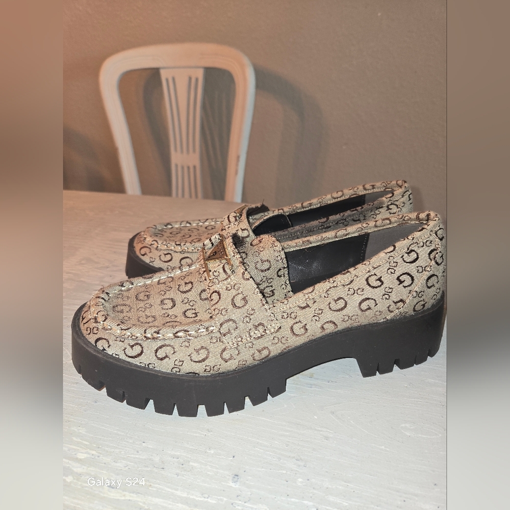 Women's 8.5 Guess Print Loafers